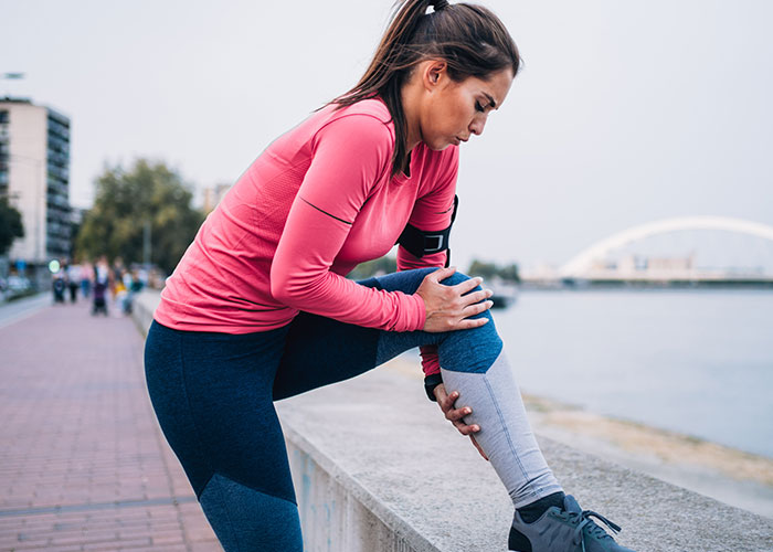 Jogger with acute knee pain