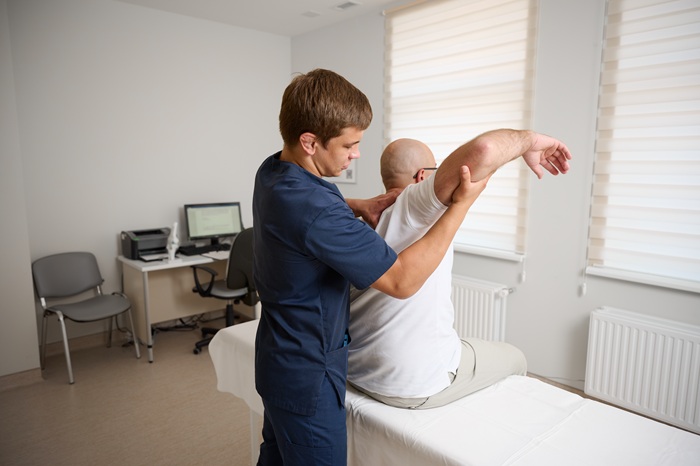 Pin doctor diagnosing a shoulder injury